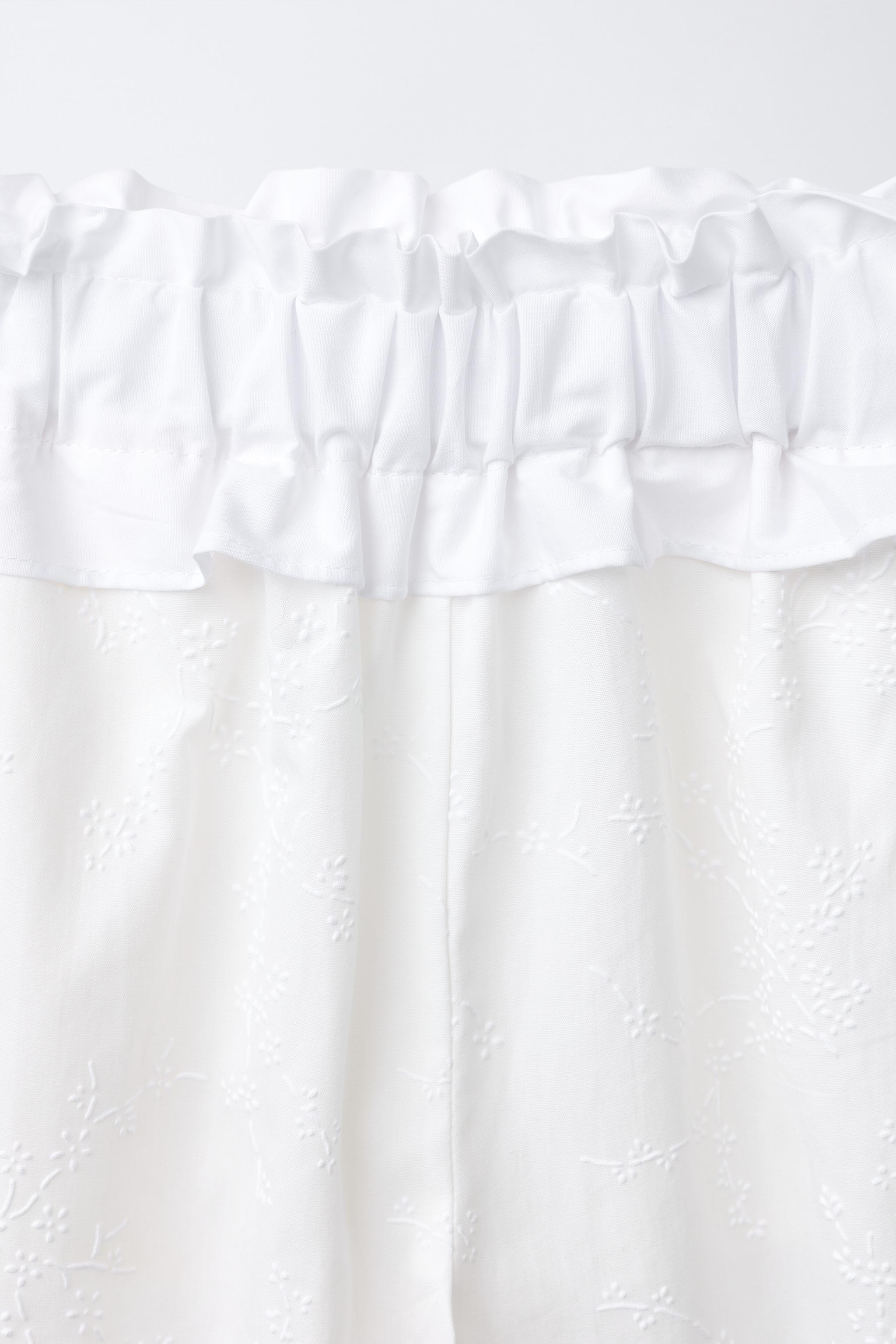 PANTALON VOLANT ET BRODERIES